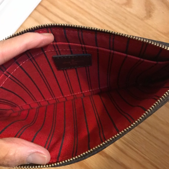 ❌SOLD❌$ 5️⃣0️⃣0️⃣ Damier Ebene pouch - Picture 6 of 9